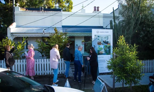 Prospectivebuyerslineupat12ManchesterStreetinDulwichHill.Priceguide$1.2msoldfor$1.36m Prospectivebuyerslineupat12ManchesterStreetinDulwichHill.Priceguide$1.2msoldfor$1.36m